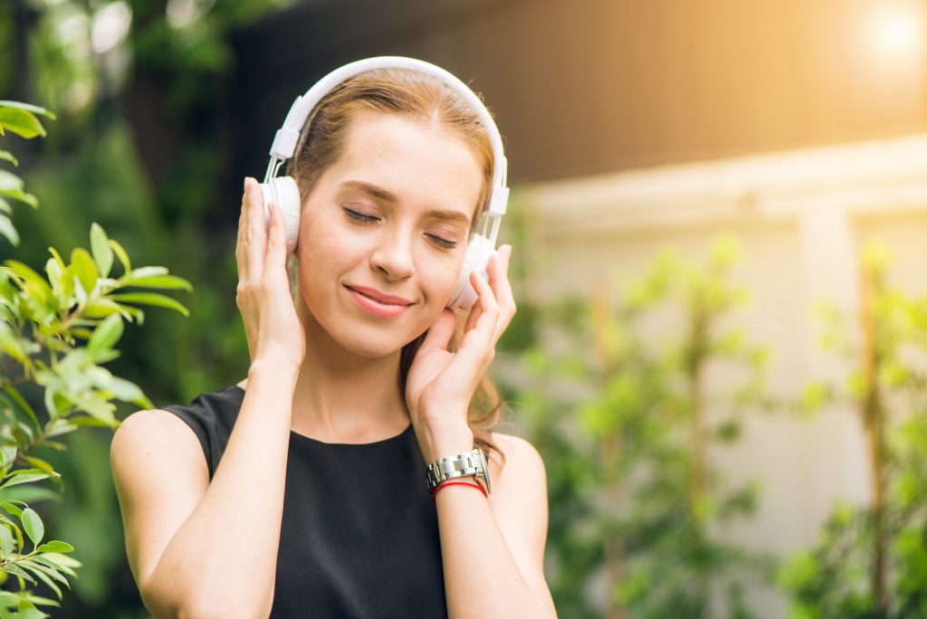 Woman_wearing_headphones